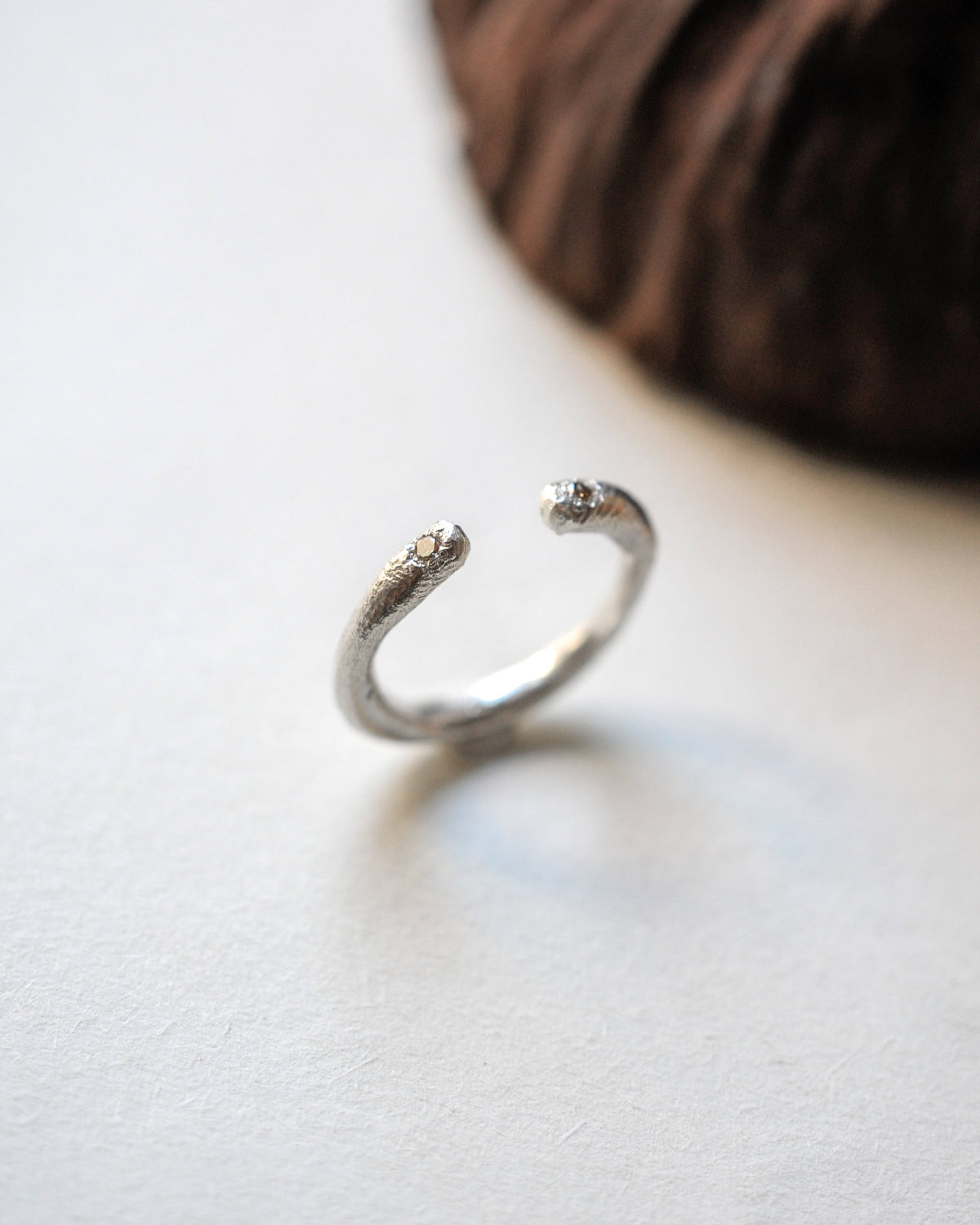 Cala Moresca - anello aperto con diamanti brown